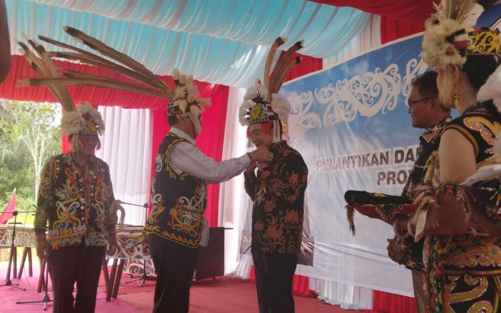 Tjandra Limanjaya Saat Menerima Penghargaan